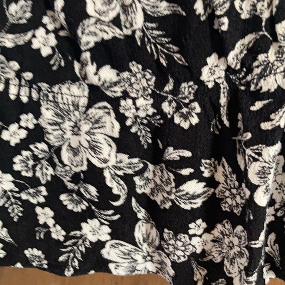So floral print cropped cinch waist tank black white floral L or XL jrs - Picture 12 of 17